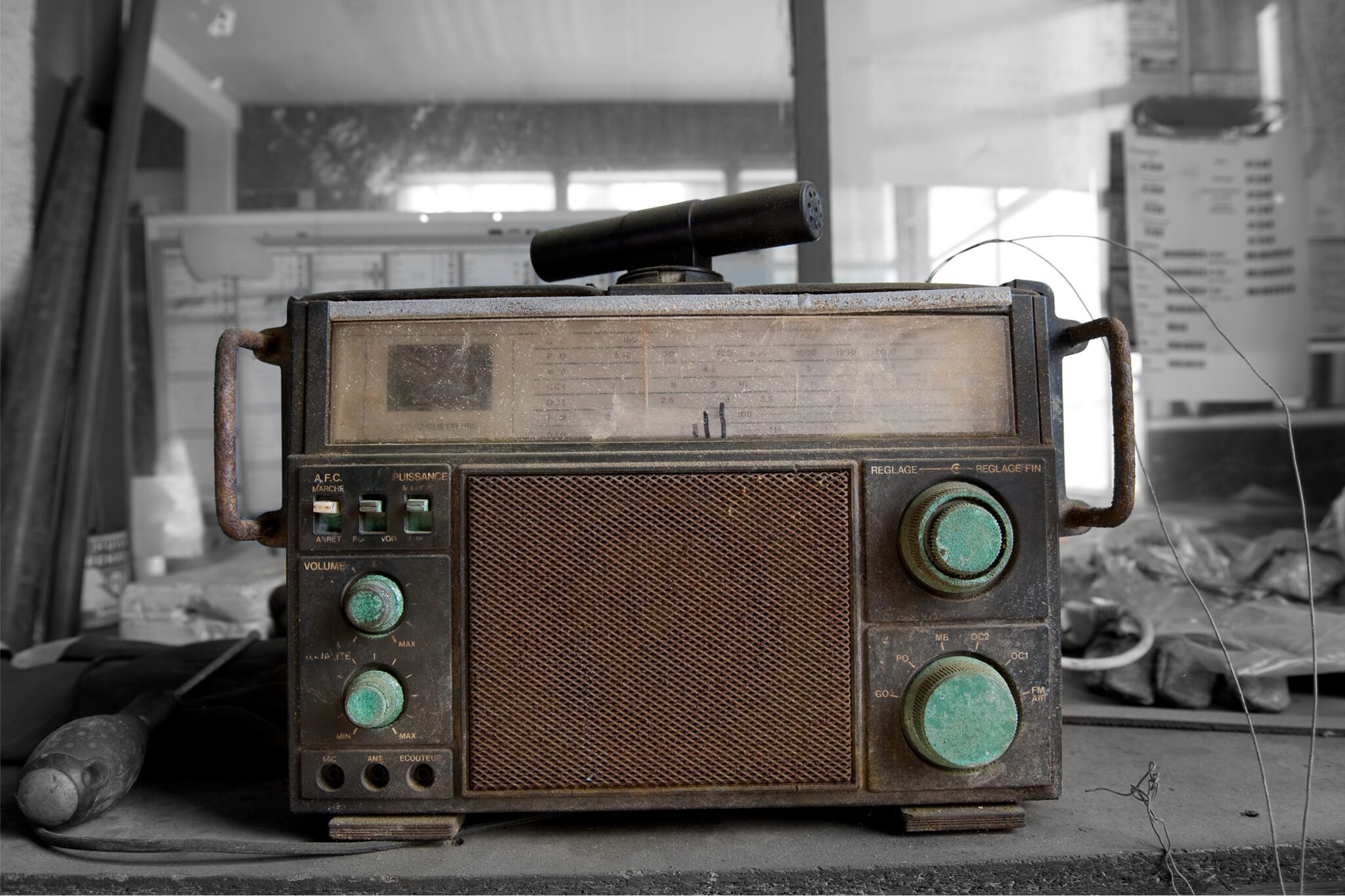 Radio ancienne en noir et blanc sur un fond partiellement coloré